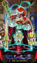 tarot korta Alchemikas, ryški Major Arcana korta su alchemišku magu skaitant knygą, kardas, pentaklis ir taurė, aukso ir žalių akcentų kompozicija