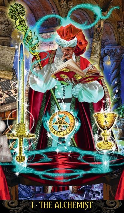 tarot korta Alchemikas, ryški Major Arcana korta su alchemišku magu skaitant knygą, kardas, pentaklis ir taurė, aukso ir žalių akcentų kompozicija