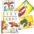 Tiny Universal Waite Tarot kortų komplektas (U.S. Games Systems) – dėžutės priekinis pav. su vaikio ir paukščio piešiniu bei trimis geltonų tonų kortomis fane, matomas kampu