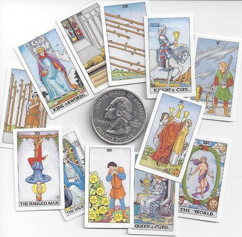 tarot kortos mini Rider–Waite stiliaus, kompaktiškas spalvotas rinkinys su JAV ketvirčio moneta masteliui ir įvairių kortų išdėstymu