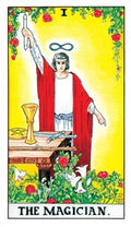 Tarot korta Magas, Rider‑Waite stiliaus kortos priekinė pusė su geltonu fonu, raudona mantija, begalybės simboliu ir stalo atributais (taurė, lazdelė, pentaklis, kardas).