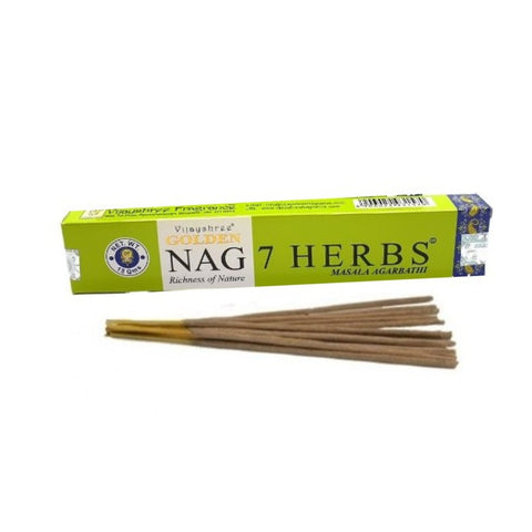 Smilkalai Vijayshree Golden Nag 7 Herbs žaliame dėkle su išdėstytomis rudos spalvos lazdelėmis, 15 g pakuotė