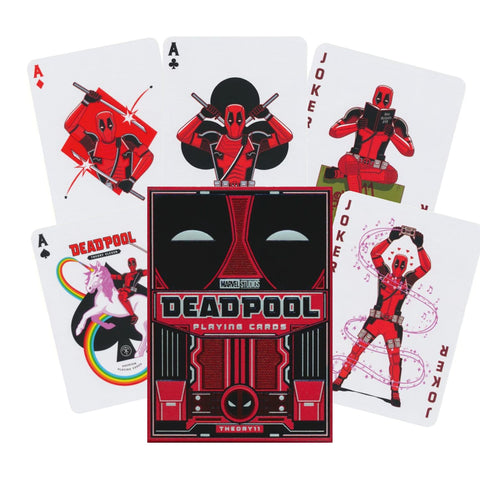 Deadpool žaidimų kortos su raudnai‑juoda dėžute priekyje ir keliais atvertais kortų piešiniais, parodyta fanuota komplektacija