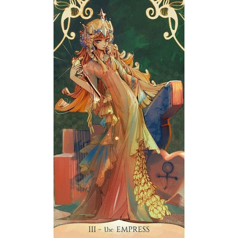 Tarot korta The Empress piešinys ilgais auksiniais tonais, detalus vertikalus iliustracijos variantas su karūna ir gėlėmis