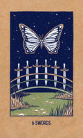 tarot korta Šeši kalavijai – tamsiai mėlyna iliustracija su baltu drugeliu virš tilto ir ežero žolėmis