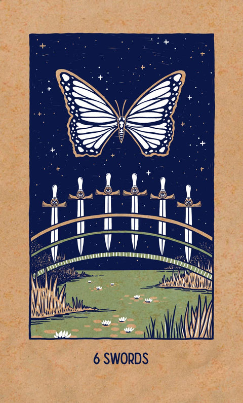 tarot korta Šeši kalavijai – tamsiai mėlyna iliustracija su baltu drugeliu virš tilto ir ežero žolėmis