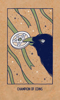 tarot korta Champion of Coins, juoda varna laikanti pentaklio monetą ant rudoko fono su žaliais juostelėmis