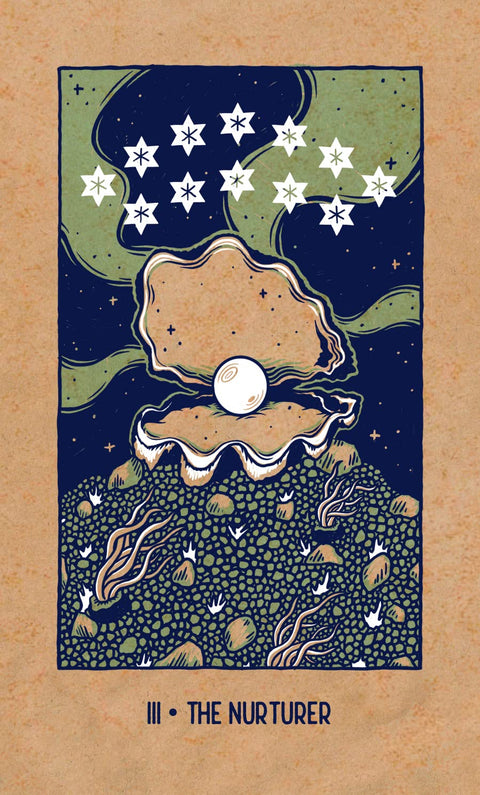Tarot korta The Nurturer – vertikali natūralių tonų iliustracija su kriaukleje esančia perla, pilnas kortos priekis