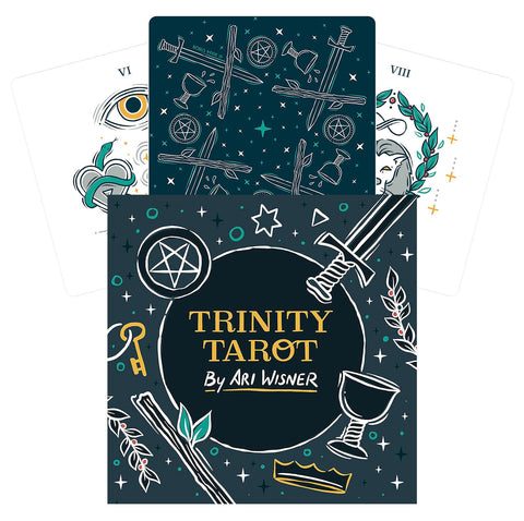 Tarot kortos Trinity Tarot dėžutė su tamsiu viršeliu ir aukso užrašu, išdėstytos virš kelių atverstų kortų