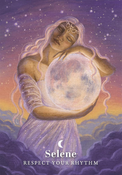 Orakulų korta Selene – eterinė moteris glėbyje laiko spindintį mėnulį virš debesų, violetinė ir auksinė paletė