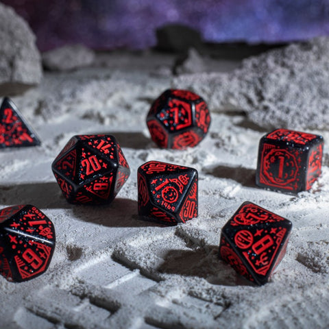 RPG kauliukai juodi su raudonomis graviruotėmis, 7 dalių rinkinys ant mėnulio paviršiaus tekstūros, iš arti