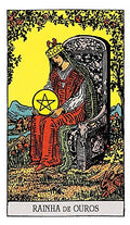 Tarot korta Pentaklių karalienė, Rider–Waite stiliaus iliustracija su ryškiu geltonu fonu ir sėdinčia figūra, vertikalus rakursas