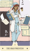 Tarot korta Aukštoji kunigė — moderni iliustracija su gydytojos kostiumu, žydros spalvos variantas