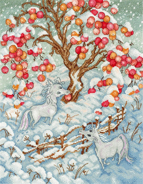 Siuvinėjimo rinkinys: žiemos sodo scena su sniegu, rožiniais obuoliais ir dviem baltai pasteliniu vienaragiais