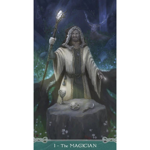 tarot korta Magas – vertikalus fronto variantas: magas prie akmeninio stalo su lazda, taure ir pentagrama, mėlynas naktinis fonas su elniu