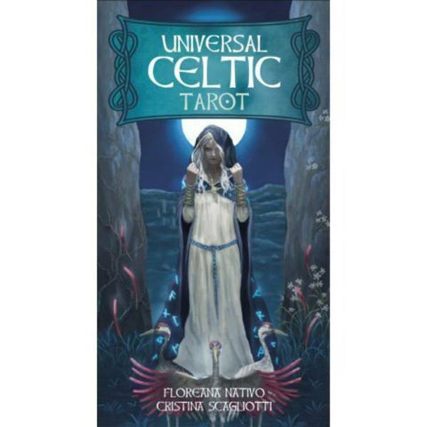 Keltų tarot Universal dėžutės viršelis – mėlynas fonas su paslaptinga gaubta moterimi stovinčia prieš pilnatį