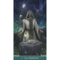 Tarot korta Magas, vertikalus dizainas su lazdą laikyančiu magu, taurės ir pentaklio simboliai ant akmens stalo