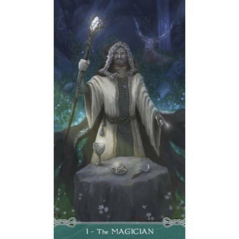Tarot korta Magas, vertikalus dizainas su lazdą laikyančiu magu, taurės ir pentaklio simboliai ant akmens stalo