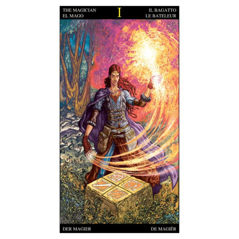 tarot korta Magician, pilno formato vertikali korta su magu centre, liepsnojantį magijos rutulį ir simbolių akmeniniu bloku