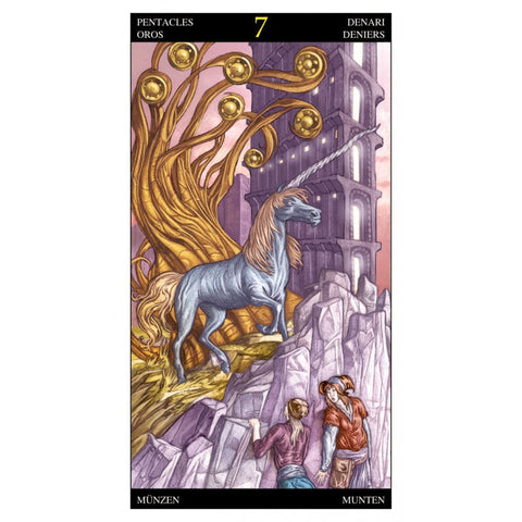 Tarot korta 7 Pentaklių: violetinė iliustracija su vienaragiu, auksiniu medžiu ir dviem stebinčiais veikėjais