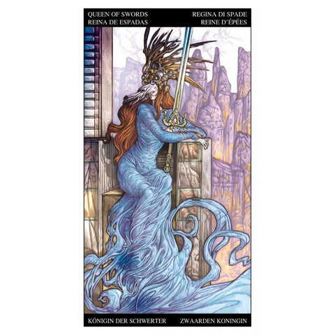 tarot korta Karalienė kardų – vertikalus iliustruotas kortos dizainas su mėlyna suknele, kardu ir raudonplauke