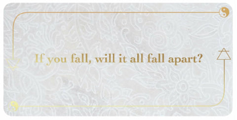 Kortelė su klausimu If you fall, will it all fall apart? baltame ornamentuotame fone ir subtiliu auksiniu rėmu