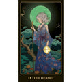 Tarot korta The Hermit — iliustracija: vieniša moteris mėlyname kimone laiko žibintą prieš ryškų žalią mėnulį