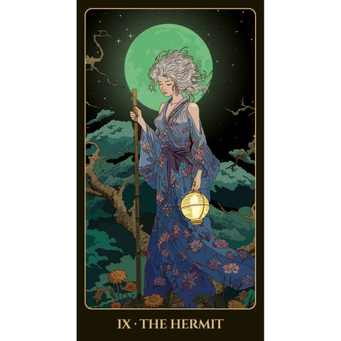 Tarot korta The Hermit — iliustracija: vieniša moteris mėlyname kimone laiko žibintą prieš ryškų žalią mėnulį