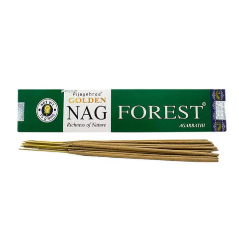 Smilkalai Nag Forest Golden, 15 g žalia pakuotė, keli smilkalų lazdelių rinkiniai išdėstyti prieš dėžutę
