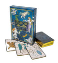 Tarot kortos Starlore Arcana su mėlynu dėklu ir auksinėmis kortų kraštinėmis, trys atverstos kortos rodo žvaigždines iliustracijas