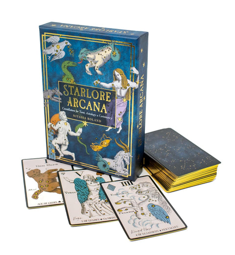 Tarot kortos Starlore Arcana su mėlynu dėklu ir auksinėmis kortų kraštinėmis, trys atverstos kortos rodo žvaigždines iliustracijas