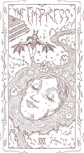 tarot korta The Empress, rankų piešta sepijos tonų iliustracija su gulinčios moters veidu ir vingiuojančia upe, vertikalus kadras