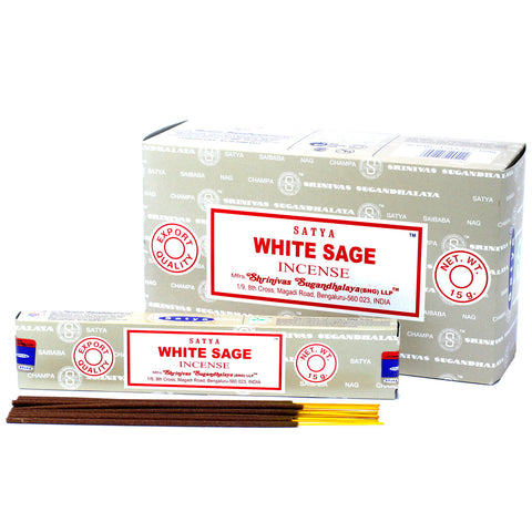 Smilkalai Satya White Sage 15 g, pilka dėžutė su raudonu etiketės akcentu ir kelios rudi lazdelės išdėstytos priešais pakuotę