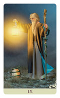Tarot korta Hermitas (IX) rudi rūbai, laiko žibintą ir lazdelę, simbolinė iliustracija vidinio apšvietimo ir atsiskyrimo