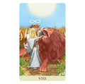 tarot korta Stiprybė VIII, pastelinis variantas: moteris vainike švelniai glosto rudaus atspalvio liūtą, viršuje begalybės simbolis ir saulė