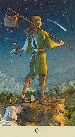 Tarot korta Kvailys, naktinis mėlynas fonas, žmogus ant uolos su maišu ant pagaliuko ir krintančia žvaigžde