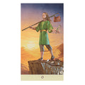 tarot korta Kvailys stovi ant uolos žaliame chalate su lelija ir krepšiu, žygiuojantis į naują pradžią