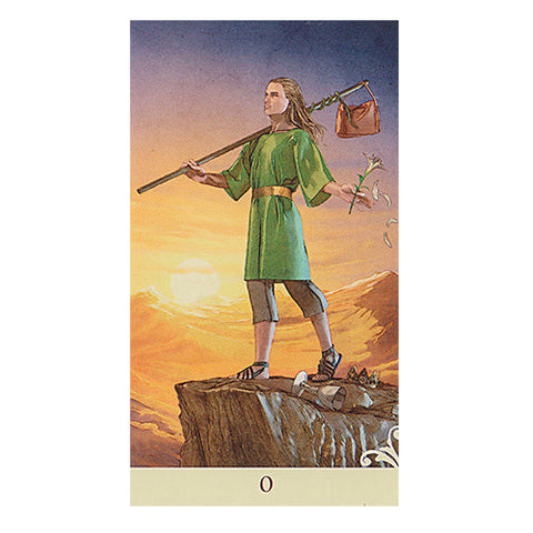 tarot korta Kvailys stovi ant uolos žaliame chalate su lelija ir krepšiu, žygiuojantis į naują pradžią