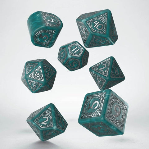 Kauliukai RPG, 7 vnt., turkio žalia metalizuota spalva su sidabriniais ornamentuotais skaičiais, skirtingų formų rinkinys