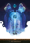 tarot korta 7 The Threshold su mėlyna–violetine mistine iliustracija: veidrodinės figūros, švytintis centrinis spindulys ir orbos akcentas
