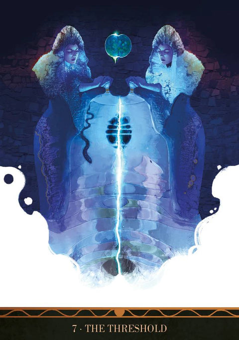 tarot korta 7 The Threshold su mėlyna–violetine mistine iliustracija: veidrodinės figūros, švytintis centrinis spindulys ir orbos akcentas