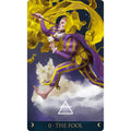 Tarot korta Kvailys: violetinė ir geltona jesterio iliustracija ant debesies su baltu katinu, artima perspektyva