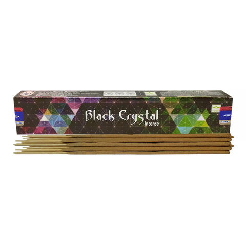 Smilkalai Black Crystal ilgos rudos lazdelės išdėstytos priešais spalvotą geometrinį dėklą, matoma pakuotė