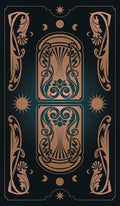 kortų nugarėlė juodo fono su auksiniais art nouveau ornamentais, simetriškas dizainas skirtas taro komplektui