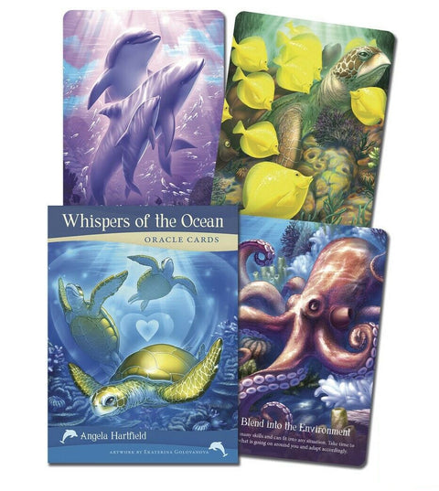 Orakulo kortos Whispers of the Ocean – mėlyna dėžutė ir kortos su vėžliais, delfinais, geltonomis žuvimis ir aštuonkoju
