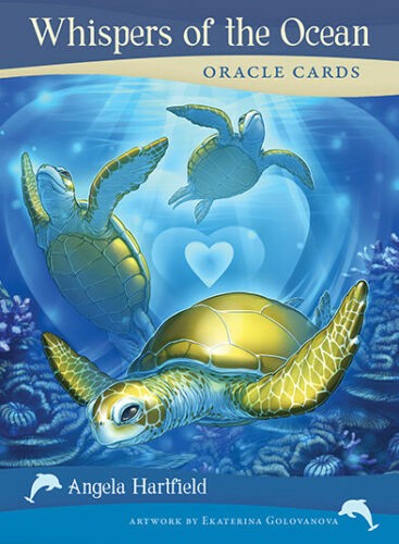 Orakulo kortos Whispers of the Ocean – Angela Hartfield mėlynas viršelis su plaukiančiomis jūrinėmis vėžlėmis, priekis