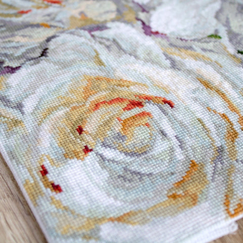 LetiStitch: White Roses SLETI930 - siuvinėjimo kryželiu rinkinys - HOBI.LT 🇱🇹