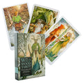 Produkto puslapyje – Wild Wood Tarot kortų rinkinys: dėžutė priekyje ir keturios fanuotos iliustruotos kortos žemiškų atspalvių