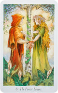 tarot korta Miško mylimieji su detaliu iliustravimu: pora prie beržo, raudona juostelė ant rankų ir gėlių vainikas