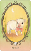 Korta Pig–Luck: pastelinių tonų oracle kortelė su balta paršiuke, rožine kaspina, mažute karūna, pusmėnuliu ir ornamentiniu rėmu, pažymėta 29